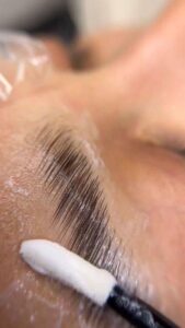 laminado-de-cejas-brow-lamination-rosa-núñez-estética-posadas