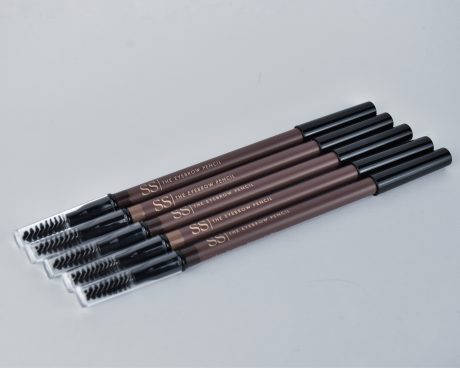 The Eyebrow Pencil SS lápiz de cejas natural y vegano con cepillo incorporado para definir, rellenar y dar forma a las cejas.